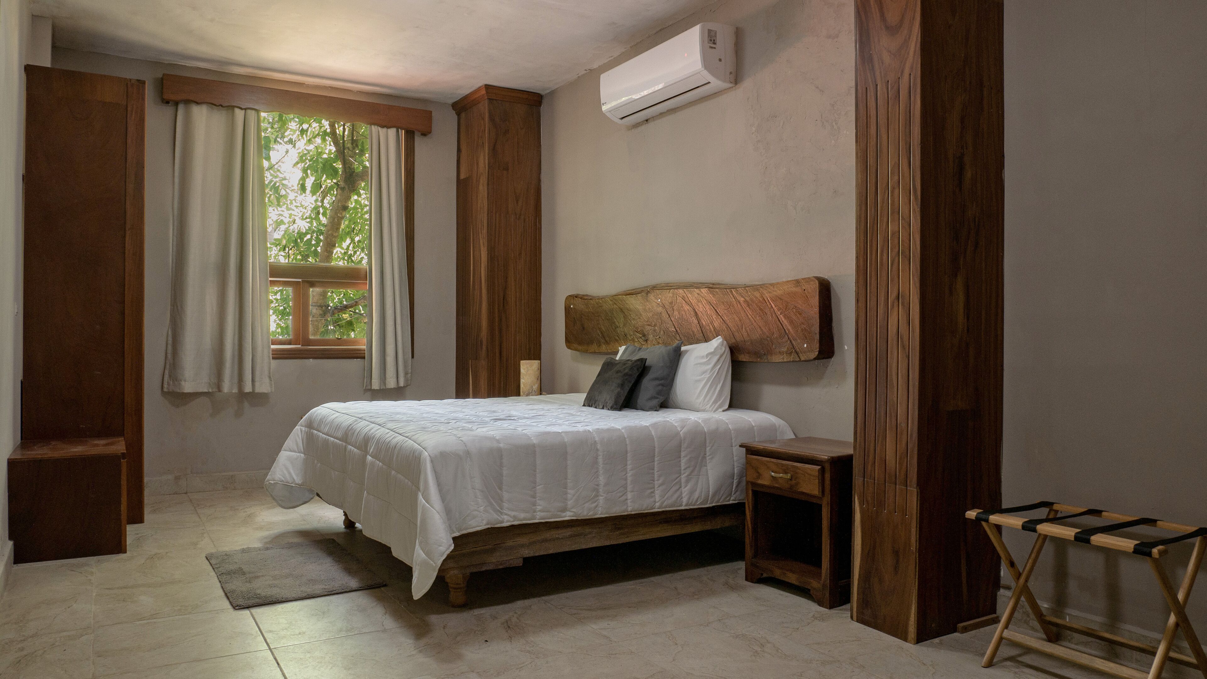 Premium Suite | Down comforters, laptop workspace, bed sheets