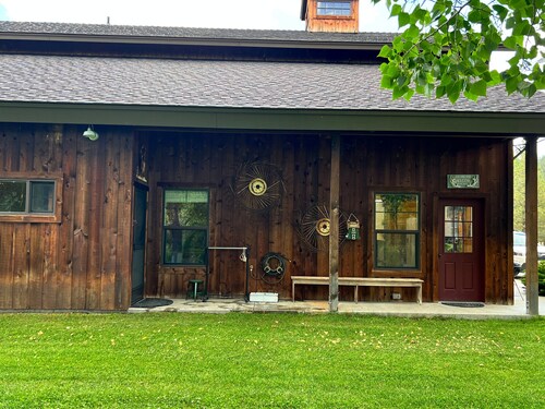 Escape to Nature in This Cozy Riverfront Cabin