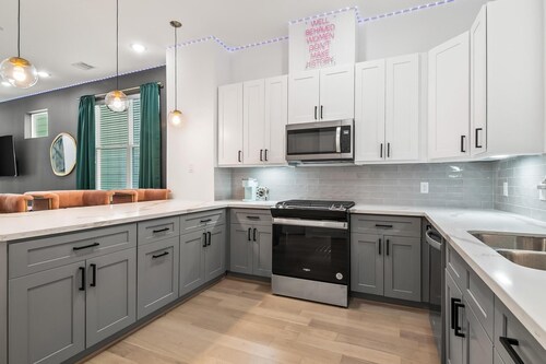 Stylish Multi-level home, minutes to Downtown