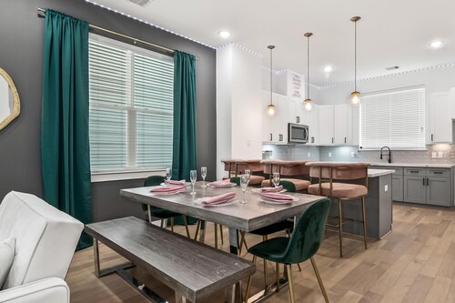 Stylish Multi-level home, minutes to Downtown