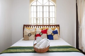 7 bedrooms, iron/ironing board, WiFi, bed sheets - Short ride dine, bars,malls,schools,hosp.near beaches,volcanoes,Subic/Clark base (Quezon City)