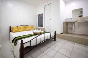 7 bedrooms, iron/ironing board, WiFi, bed sheets - Short ride dine, bars,malls,schools,hosp.near beaches,volcanoes,Subic/Clark base (Quezon City)