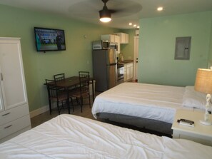 Superior Studio, 2 Queen Beds | Private kitchen | Fridge, microwave, oven, stovetop - 19988 Front Beach Rd (Panama City Beach)
