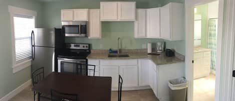 デラックス ヴィラ | 専用キッチン | 冷蔵庫、電子レンジ、オーブン、コンロ