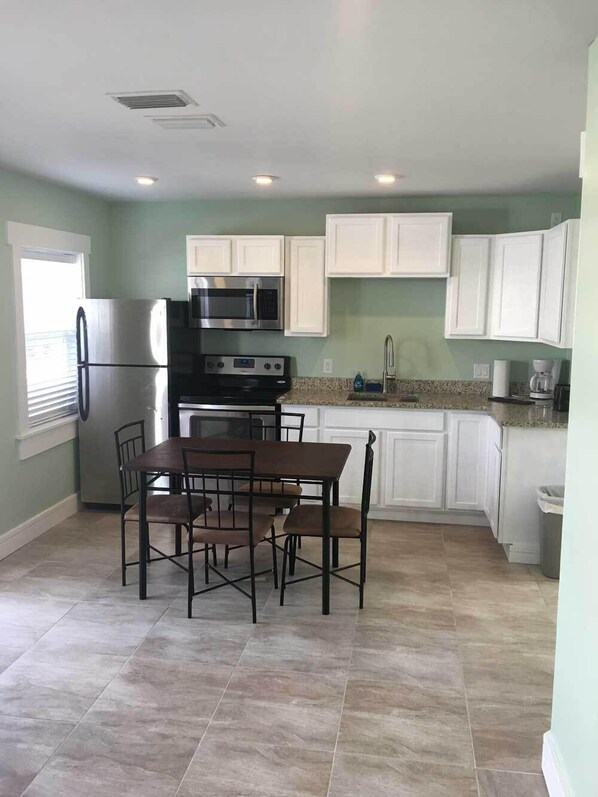 Deluxe Villa | Private kitchen | Fridge, microwave, oven, stovetop - 19988 Front Beach Rd (Panama City Beach)