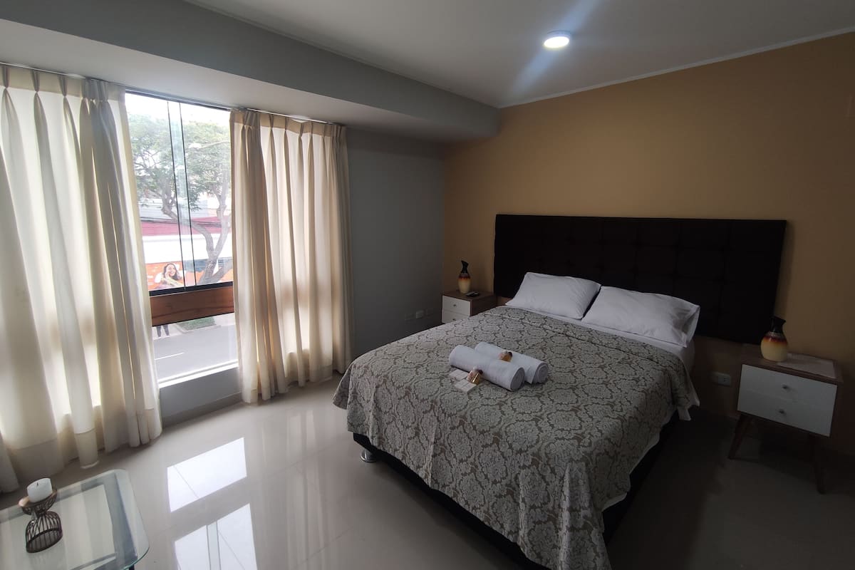 Suíte standard, 1 cama de casal | Espaço de trabalho para notebook, Wi-Fi de cortesia, roupa de cama