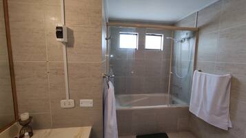 Kamar Double Standar, 1 Tempat Tidur Double | Kamar mandi | Handuk