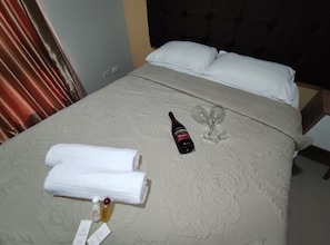 Economy Double Room | Laptop workspace, free WiFi, bed sheets - Inti Llaqta Hotel & Suites (Lima)