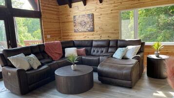 智能电视、壁炉、电子游戏、桌上足球