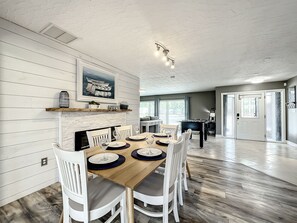 Dining - Relaxing Vacation Home on Water Next To Siesta Key (Sarasota)