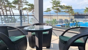 Outdoor dining - Holiday apartment with swimming pool and sea view (Šilo)