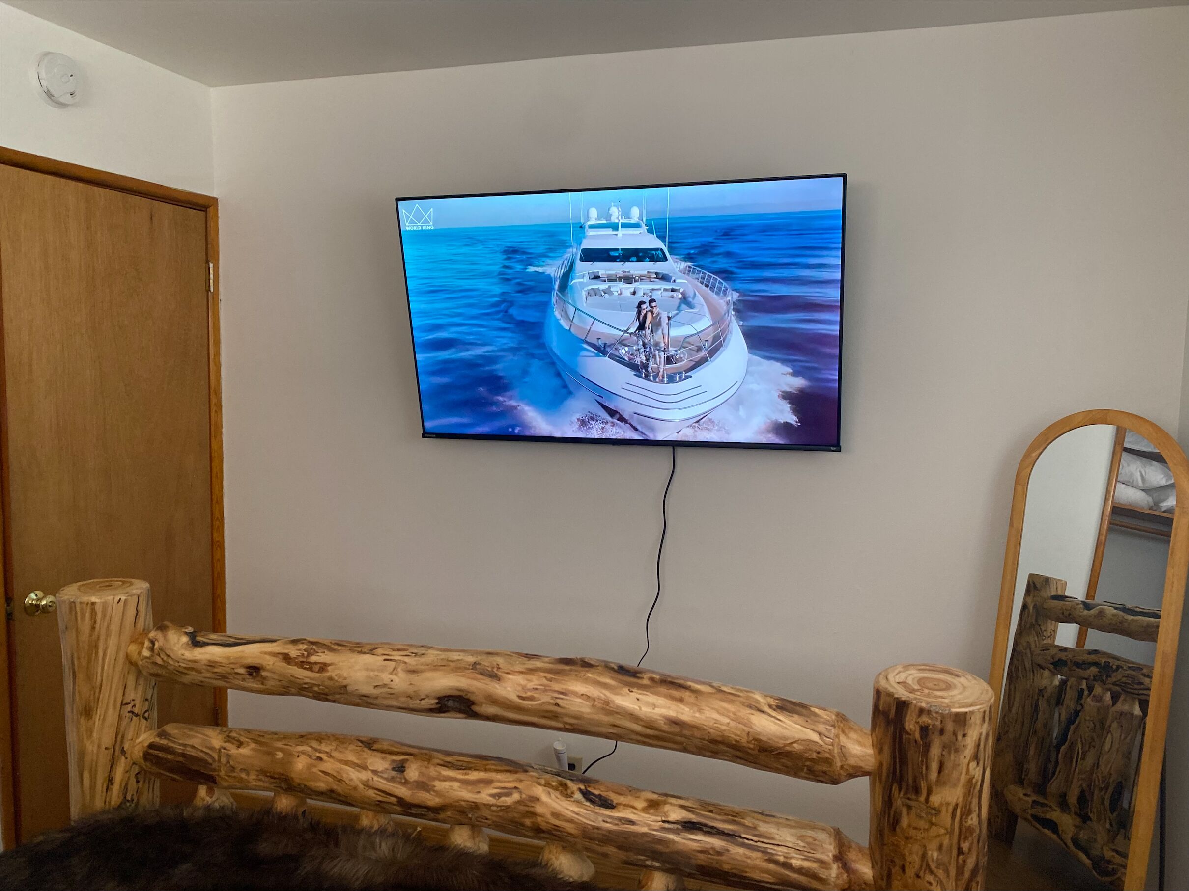 Seinälle asennettu televisio, jossa näkyy risteilyalus.