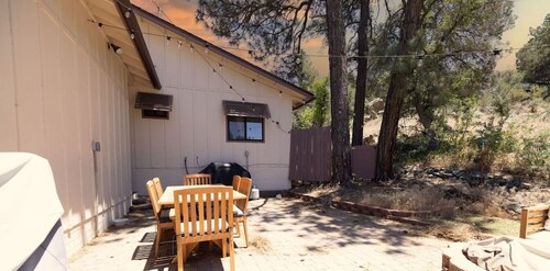 *Walk to Rodeo *BBQ *Fireplace *Close to park