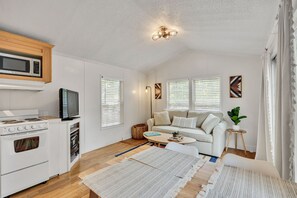 TV - Smarter than the Average Stay at the Yogi Cottage! (Monteagle)