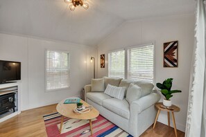 TV - Smarter than the Average Stay at the Yogi Cottage! (Monteagle)