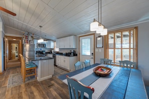 Dining - Huge Covered Deck • Hot Tub • Outdoor TV • Bikes & Kayaks • Sleeps 18 •  (Avon)