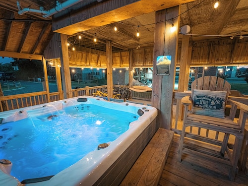 HUGE COVERED DECK, LARGE HOT TUB, 65” DECK TV, 6 BEACH CRUISERS, AND 3 KAYAKS!
