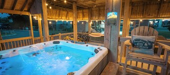 HUGE COVERED DECK, LARGE HOT TUB, 65” DECK TV, 6 BEACH CRUISERS, AND 3 KAYAKS!