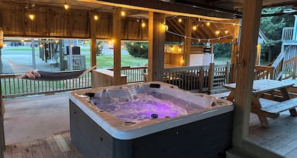 HUGE COVERED DECK, LARGE HOT TUB, 65” DECK TV, 6 BEACH CRUISERS, AND 3 KAYAKS!