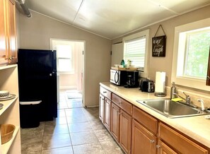 Microwave, oven, stovetop - Nice house just block away from Sanford downtown (Sanford)