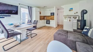 A modern apartment with a dining area, kitchen, and living room. - Cozy home in Tossens with sauna (Tossens)