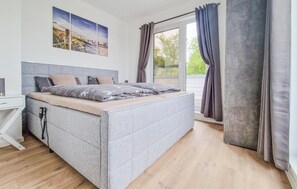 2 bedrooms, travel crib, free WiFi