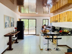 Mini-fridge, microwave, cookware/dishes/utensils - Antema Lodge (Tamarindo)