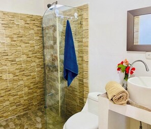 Casa Antema | Bathroom | Shower, rainfall showerhead, hair dryer, towels - Antema Lodge (Tamarindo)