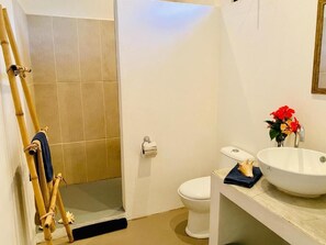 Habitación Deluxe, vista a la alberca | Baño | Regadera, regadera tipo lluvia, secadora de cabello, toallas 