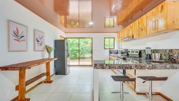 ثلاجة صغيرة، ميكروويف متوفر في المنطقة المشتركة