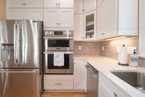 Réfrigérateur, four à micro-ondes, un four, surface de cuisson