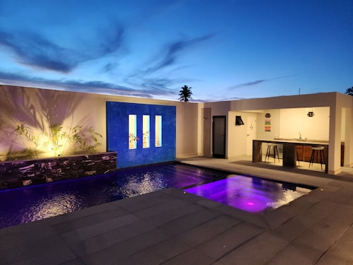 Family fun entertainment villa comfy and relaxing minutes from popular beaches 