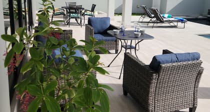 Family fun entertainment villa comfy and relaxing minutes from popular beaches