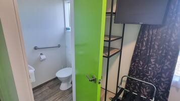 Yhden hengen huone, kylpyhuone makuuhuoneen yhteydessä (Room 1 - Budget, Own Toilet & Vanity) | Kylpyhuoneen pesuallas