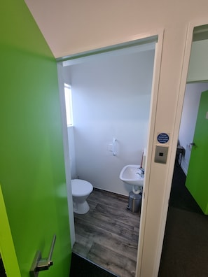 Chambre Simple (Room 2 - Budget) | Salle de bain | Douche, serviettes fournies
