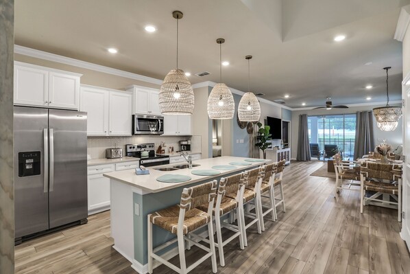 Réfrigérateur, micro-ondes, four, plaque de cuisson