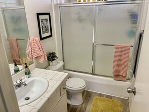 Bathroom - Comfy Retreat Near Beach & Downtown Long Beach (Long Beach)