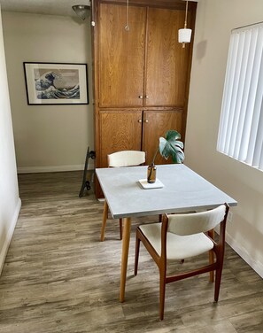 Dining - Comfy Retreat Near Beach & Downtown Long Beach (Long Beach)