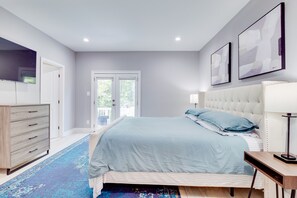 3 bedrooms, desk, iron/ironing board, free WiFi - Superb 3BR W/Balcony Near Capitol Center
 (Richmond)