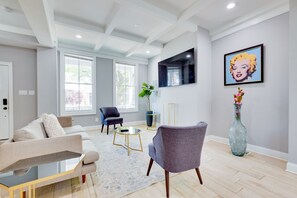 Smart TV, stereo, computer monitors - Superb 3BR W/Balcony Near Capitol Center
(Richmond)