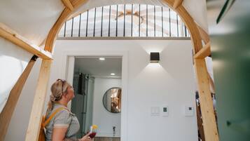 Deluxe-Vierbettzimmer | Hochwertige Bettwaren, Daunenbettdecken, individuell dekoriert