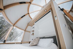 Deluxe-Vierbettzimmer | Hochwertige Bettwaren, Daunenbettdecken, individuell dekoriert