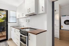 Full-sized fridge, microwave, oven, stovetop