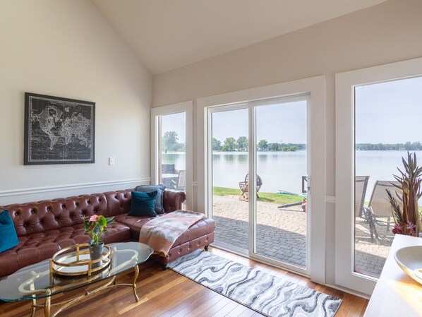 Smart TV, books - Private lakefront home 30 minutes from downtown Ann Arbor! (Pinckney)