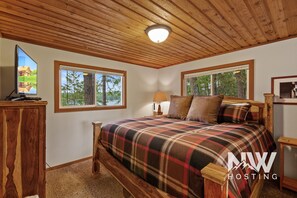 4 bedrooms, iron/ironing board, WiFi, bed sheets - Waterfront Cabin—Private Dock with Boat Slip, Paddle Board for Fun on the Water! (Hayden)