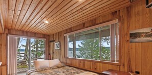 4 bedrooms, iron/ironing board, WiFi, bed sheets - Waterfront Cabin—Private Dock with Boat Slip, Paddle Board for Fun on the Water! (Hayden)