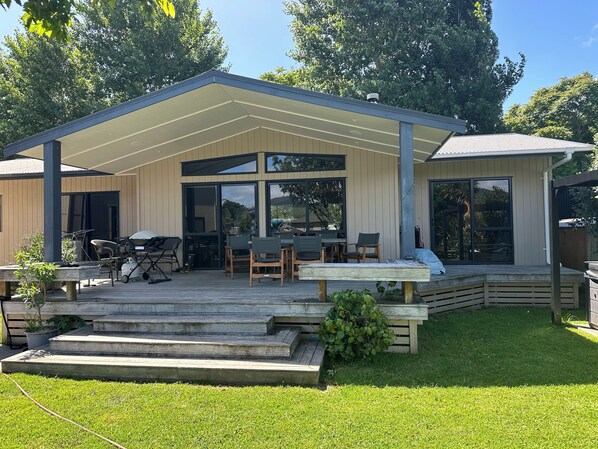 Outdoor dining - Whangapoua by the beach (Whangapoua)