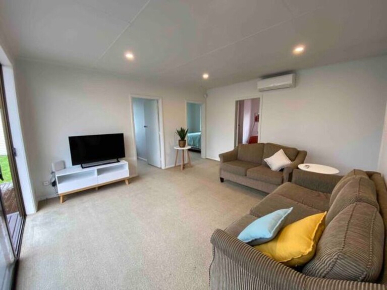 Relax, Unwind Or Go Hard On The Lake - Just A 3-min Walk From Our Basic Bach - New Zealand
