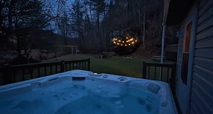 Cozy Bear Rock Cottage with hot tub