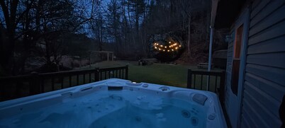Cozy Bear Rock Cottage with hot tub 